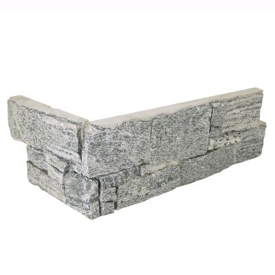 Eckplatte vom Granit Dover Wandverblenders. Die robuste Eleganz von Naturstein mit der strukturellen Integrität von Beton verbindet. 🏗️