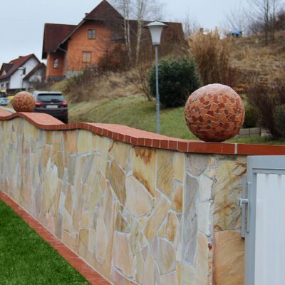 Elegante Mauergestaltung mit Naturstein – Quarzit Wandverblender trifft Klinker
