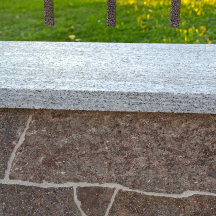 Porphyr Wandverkleidung mit Granit-Abdeckung. Elegant und Schön. Gartenmauer im Außenbereich mit Garten Leber Steiermark