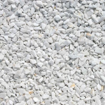 Feiner Marmorsplitt Carrara-Weiß 6-9 mm, dargestellt in einer gleichmäßigen Schicht aus kleinen, hellen Marmorsteinen. Ideal für subtile und stilvolle Landschaftsgestaltungen und Gartenwege, erhältlich im Garten Leber Shop.