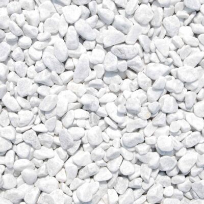 Marmorzierkiesel Carrara Weiß, 5-12 mm, im trockenen Zustand. Diese dekorativen Kieselsteine in reinem Weiß sind ideal für Steingärten, Gartengestaltung und Wege. Die trockenen Marmorzierkiesel bieten eine matte Textur, die eine elegante und saubere Optik in verschiedenen Gartenprojekten schafft. Perfekt für Gartenprojekte in der Steiermark. Jetzt online kaufen bei leber.at, online bestellen.