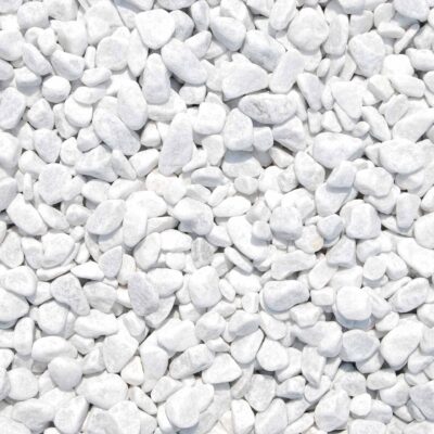 Marmorzierkiesel Carrara Weiß, 12-16 mm, im trockenen Zustand. Diese dekorativen Kieselsteine in reinem Weiß sind ideal für Steingärten, Gartengestaltung und Wege. Die trockenen Marmorzierkiesel bieten eine matte Textur, die eine elegante und saubere Optik in verschiedenen Gartenprojekten schafft. Perfekt für Gartenprojekte in der Steiermark. Jetzt online kaufen bei leber.at, online bestellen.