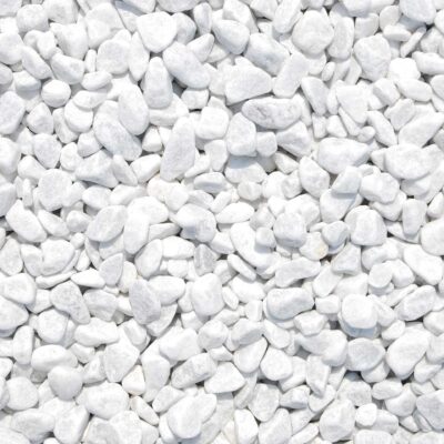 Marmorzierkiesel Carrara Weiß, 25-40 mm, im trockenen Zustand. Diese dekorativen Kieselsteine in reinem Weiß sind ideal für Steingärten, Gartengestaltung und Wege. Die trockenen Marmorzierkiesel bieten eine matte Textur, die eine elegante und saubere Optik in verschiedenen Gartenprojekten schafft. Perfekt für Gartenprojekte in der Steiermark. Jetzt online kaufen bei leber.at, online bestellen.