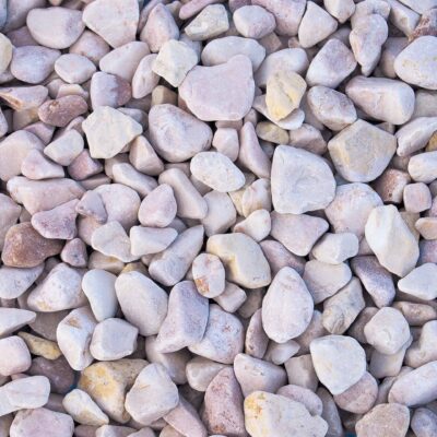 Kalksteinsplitt Juli Bunt 8-12 mm - Perfekt für die Gartengestaltung und als Zierkies in Steinbeeten und Pflanzbeeten. Natürliche, sommerliche Farbvielfalt mit mediterranen Akzenten.