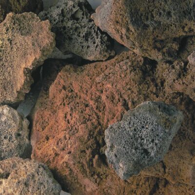 Große Lavabrocken in Glut-Schwarz, 50-300 mm. Sehr leichte, vulkanische Lava mit mystischer Ausstrahlung.