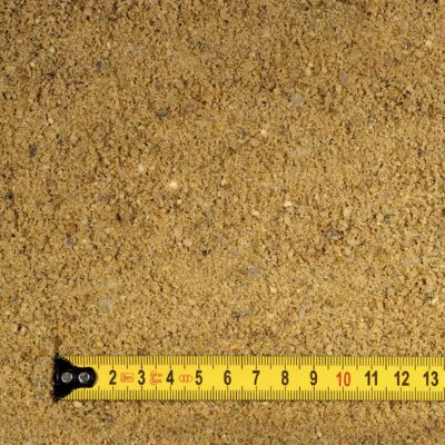 Beiger Mauer- und Putzsand mit einer Körnung von 0-5 mm, ideal für den Einsatz im Garten- und Landschaftsbau sowie für Maurer- und Putzarbeiten. Der feine, beige Sand bietet eine gleichmäßige Textur und ist optimal für die Verfüllung von Fugen und die Herstellung von Mörtel. Leber.at, Steiermark, online kaufen, online bestellen.