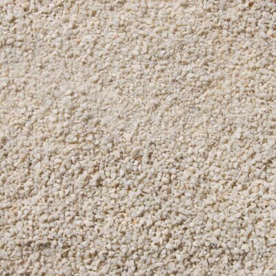 Detailansicht von hellbeigem Fugensand mit einer feinen Körnung von 0-2 mm. Der Sand ist gleichmäßig und fein verteilt, ideal für die Verwendung in Pflasterfugen und für dekorative Gartengestaltungen. Der helle Farbton und die feine Körnung sorgen für eine ästhetische und stabile Oberfläche. Perfekt geeignet für Projekte in der Steiermark, online kaufen oder bestellen bei leber.at.