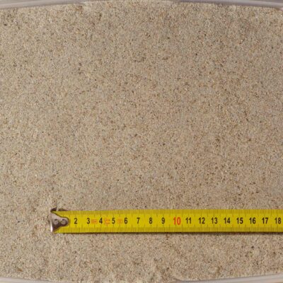 Quarzsand Beige mit einer Körnung von 0,06-1 mm, ideal für feine Fugenfüllungen und präzise Pflasterarbeiten. Der beige Quarzsand bietet eine gleichmäßige und sanfte Textur, perfekt für die Nutzung in der Gartengestaltung und im Landschaftsbau. Leber.at, Steiermark, online kaufen, online bestellen.