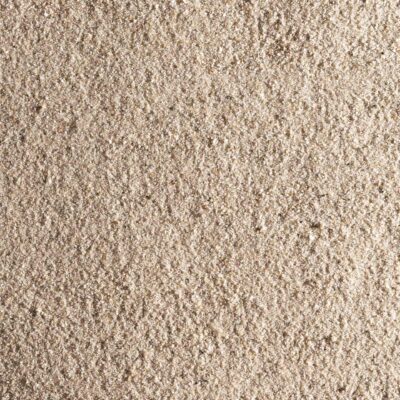 Quarzsand Beige mit einer Körnung von 0.1-1 mm, optimal für präzise Fugenfüllungen und Pflasterarbeiten. Der beige Quarzsand bietet eine gleichmäßige, feine Textur und eignet sich hervorragend für die Gartengestaltung und den Landschaftsbau. Leber.at, Steiermark, online kaufen, online bestellen.