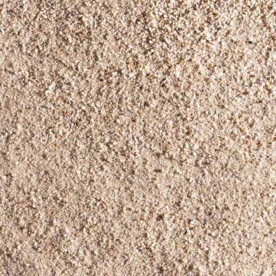 Nahaufnahme von beigem Quarzsand, der als Rasensand verwendet wird. Der Sand hat eine feine Körnung von 0,06-2 mm und eine beige Farbe, ideal zur Verbesserung der Bodenstruktur und Belüftung von Rasenflächen. Das Bild zeigt den Quarzsand in trockener Form, perfekt für Garten- und Landschaftsbau sowie die Rasenpflege geeignet. leber.at, Steiermark, online kaufen, online bestellen.