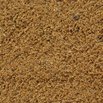 Gold-brauner Spielsand mit einer Körnung von 0.06-1 mm, mit natürlichen Aromaölen speziell entwickelt, um Katzen und Hunde fernzuhalten. Ideal für den Einsatz in Sandkästen und Spielplätzen, bietet dieser Sand eine feine, gleichmäßige Struktur, die perfekt für das Bauen von Sandburgen und andere kreative Spielprojekte geeignet ist. Seine gold-braune Farbgebung verleiht dem Spielbereich ein warmes und natürliches Aussehen. Besonders nützlich für Tierhalter, die ungewollten Besuch im Sandkasten vermeiden möchten. Erhältlich bei Gartengestaltung Leber in der Steiermark, Südoststeiermark, Leibnitz, Graz, Graz-Umgebung, Hartberg, Fürstenfeld und Weiz. leber.at, Steiermark, online kaufen, online bestellen.